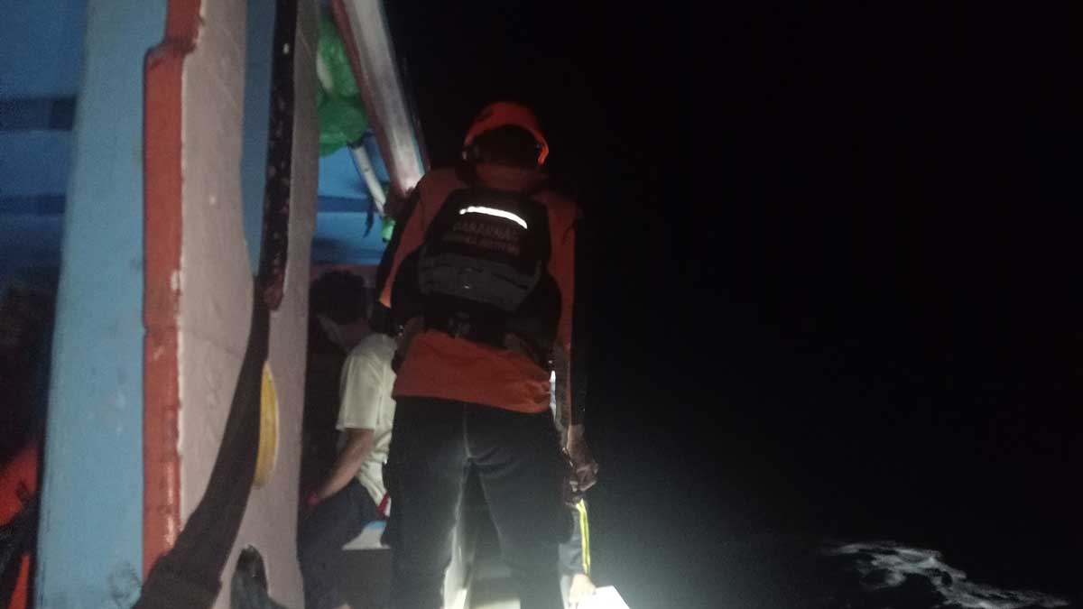 ABK Jatuh di Selat Karimata, Tim Basarnas Belitung Timur Cari ABK Asal Dendang Hingga Malam