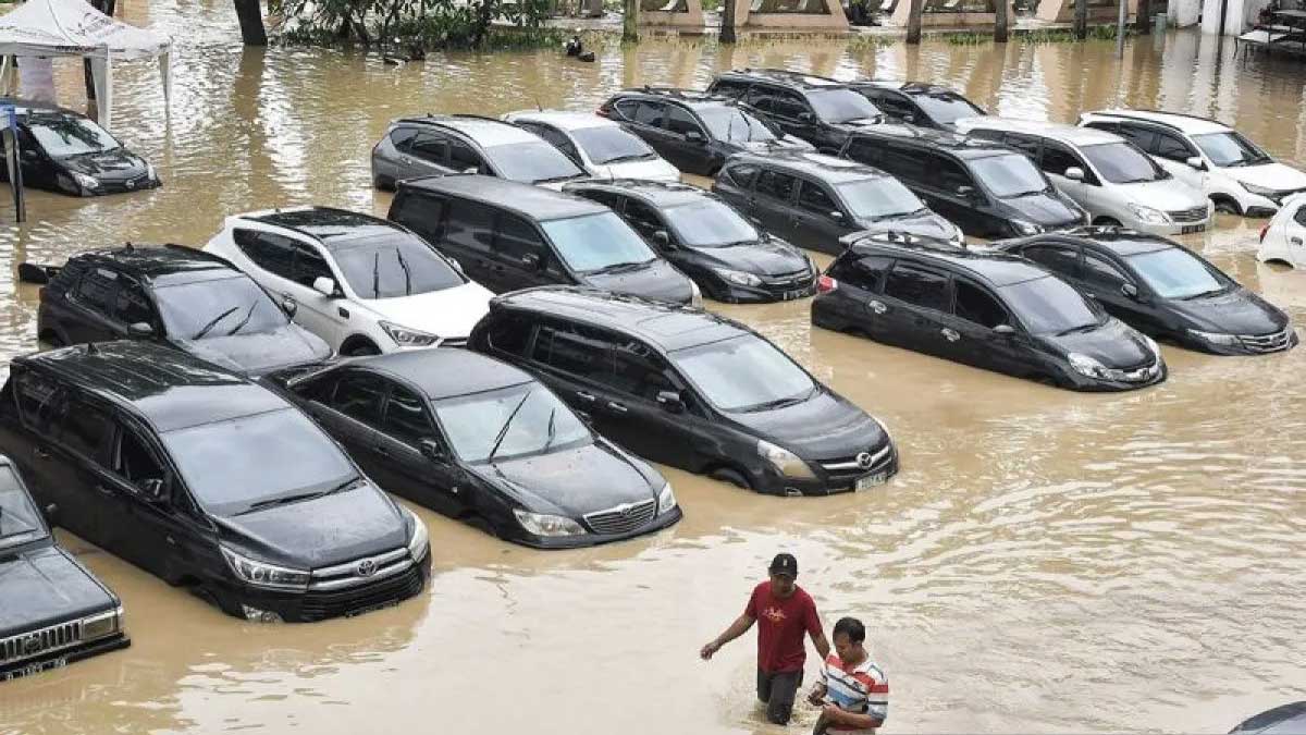 Jangan Panik, Ini 7 Cara Aman Selamatkan Mesin Mobil Terendam Banjir