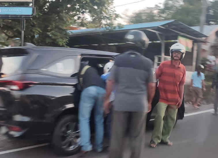 Kecelakaan di Putaran Jalan Aik Rayak, Sepeda Motor Diseruduk Mobil, Kurang Berhati-hati Saat Berbelok