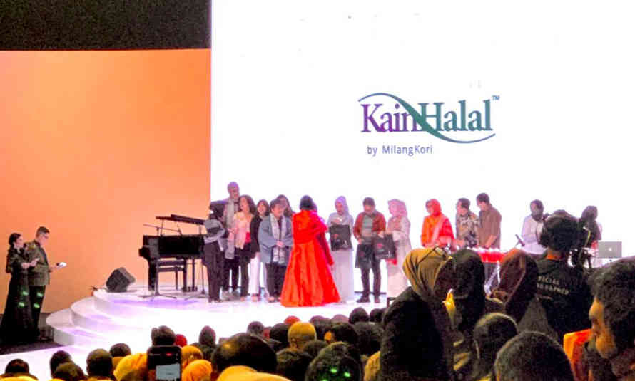 Kain Tenun Bersertifikasi Halal Pertama Dipamerkan di Ajang Indonesia Fashion Week 2023