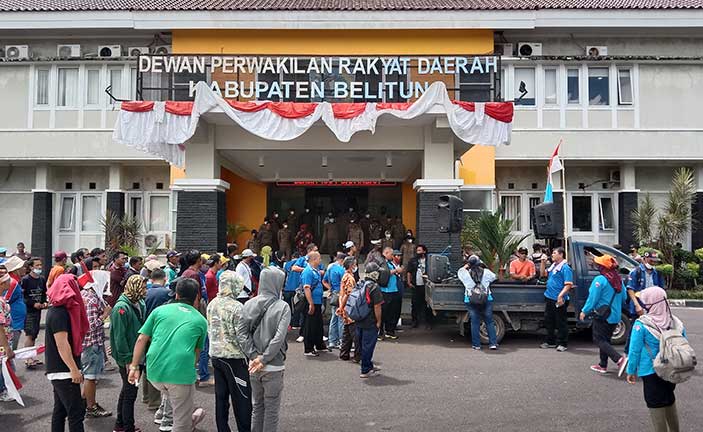 Ratusan Buruh Serbu Gedung DPRD Belitung, Tuntut Cabut UU Omnibuslaw