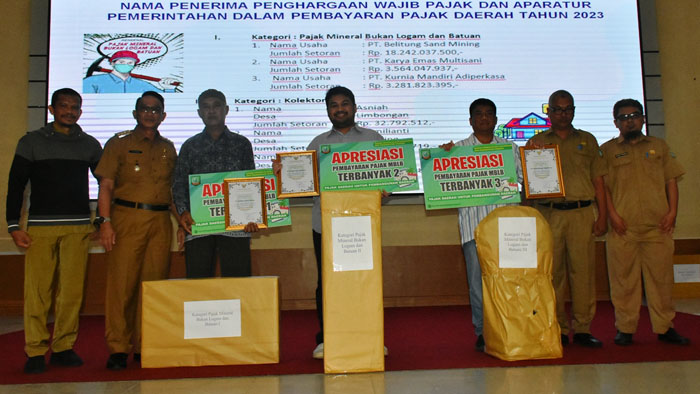 Bupati Belitung Timur Serahkan Penghargaan kepada Sembilan Wajib Pajak Daerah 