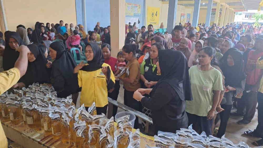 Partai Golkar Gelar Tebus Murah Minyak Goreng, 8000 Liter Ludes dalam Sehari di Pulau Belitung