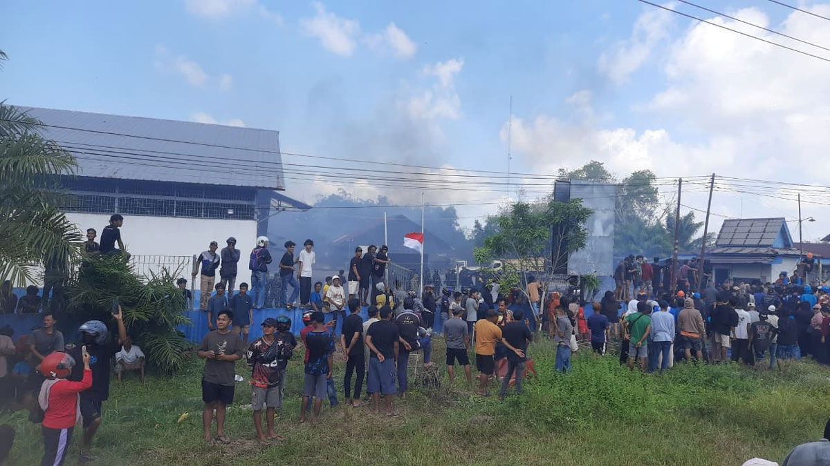 Demo Penambang Beltim Memanas, Massa Lempari Gudang PT Timah dan Bakar Ban