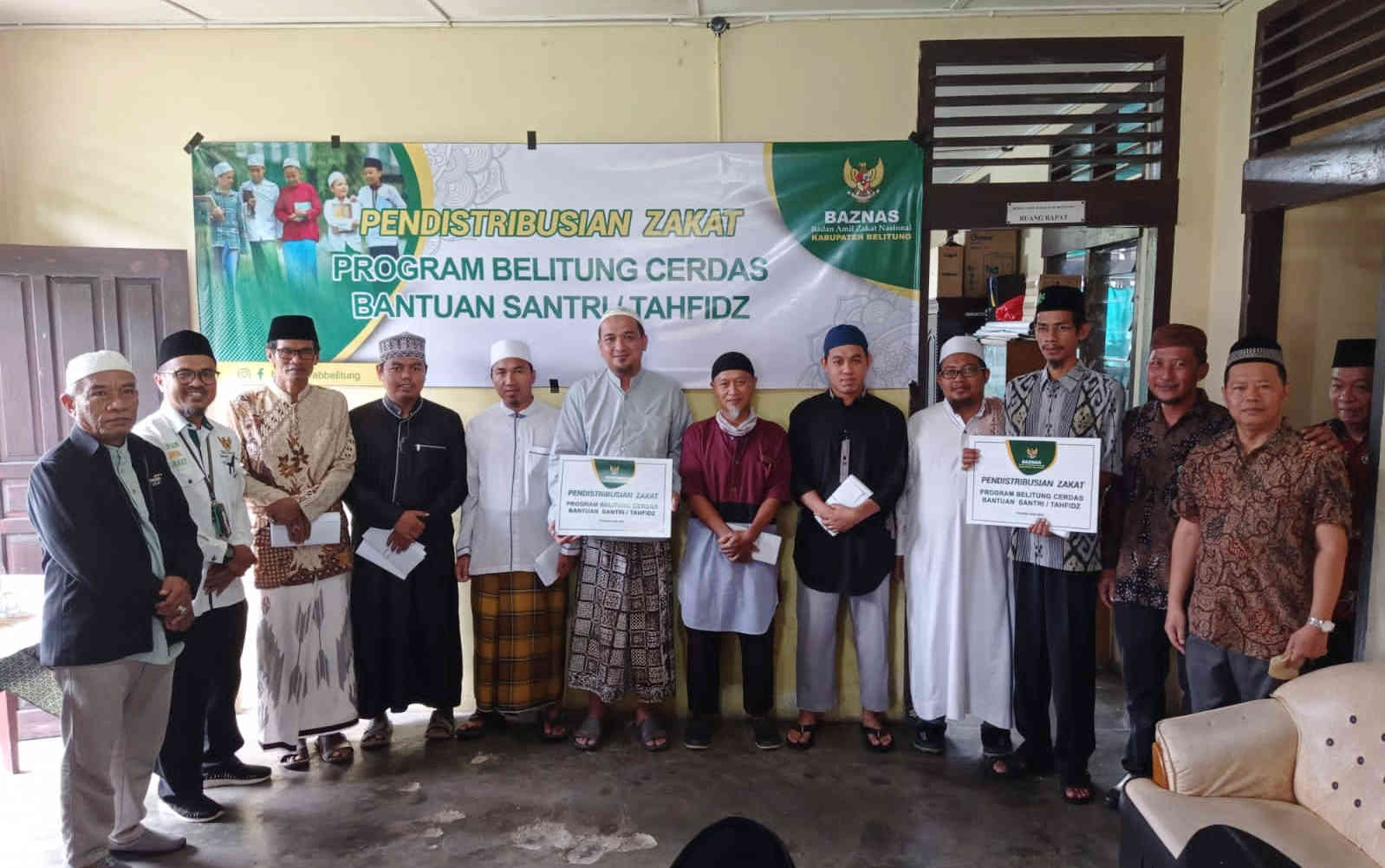 Menjelang Tahun Baru 2023, Baznas Belitung Berikan Bantuan Santri dan Tahfidz 