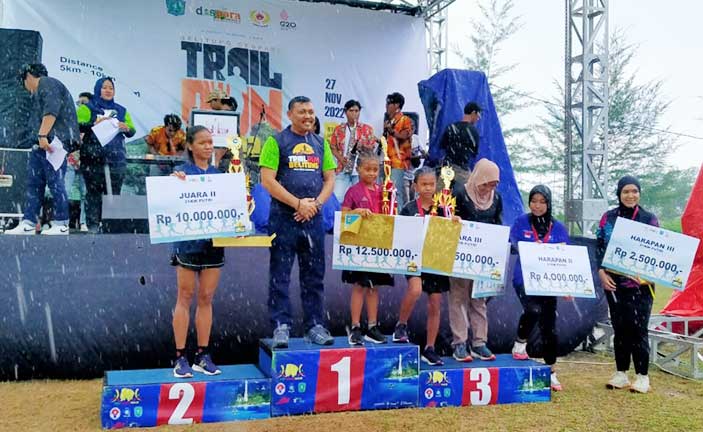 2 Sahabat Siswi SD Ini Juara Belitung Geopark Trail Run 2022
