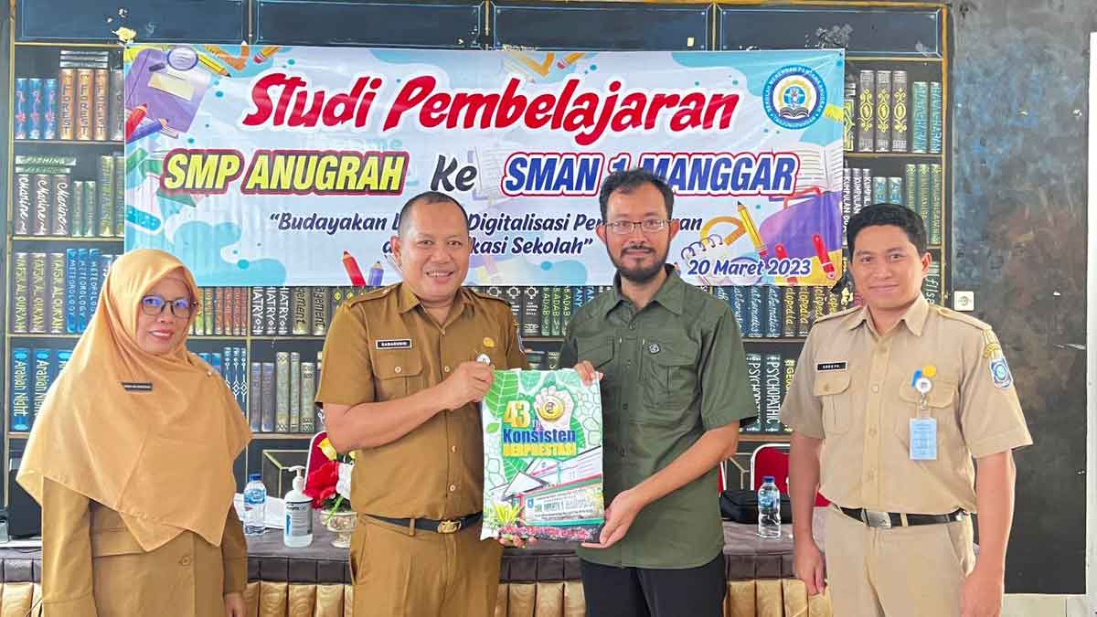 SMP Anugrah Tanjungpandan Belajar Literasi Menulis dan Digital ke SMAN 1 Manggar