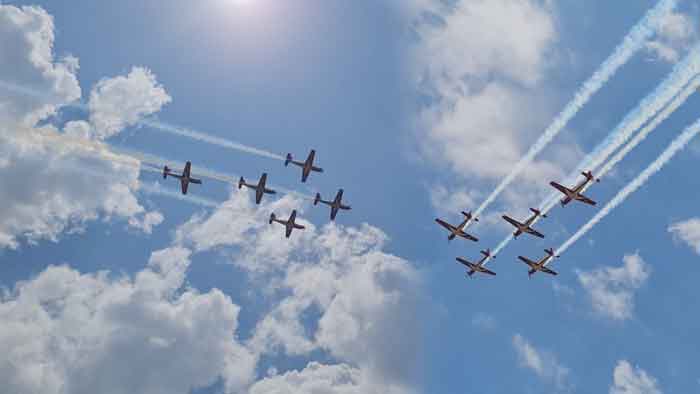 12 Pesawat Jupiter Aerobatic Team TNI AU Bermanuver di Langit Belitung, Hari Ini Atraksi di Pusat Kota