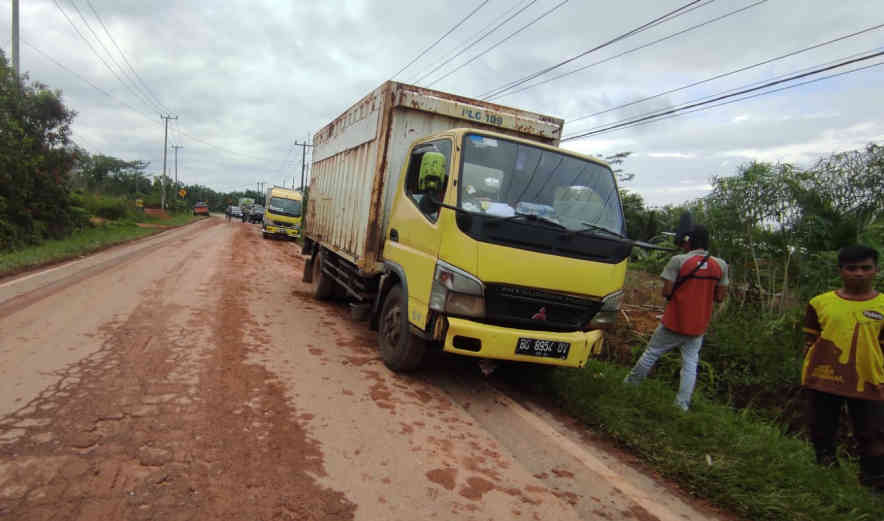 Motor Tergelincir, Dua IRT Tewas Terlindas Truk Box di Desa Mayang 