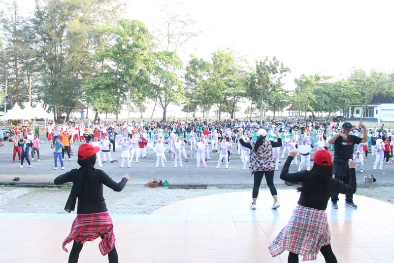 Ratusan Warga Belitung Antusias Ikuti Senam Ala Dahlan Iskan di HUT ke-11 Belitong Ekspres