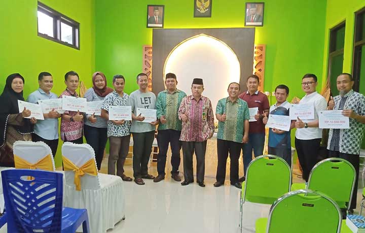 10 Pelaku Usaha Terima Bantuan Program Keluarga Bina Ummat Kemenag Belitung