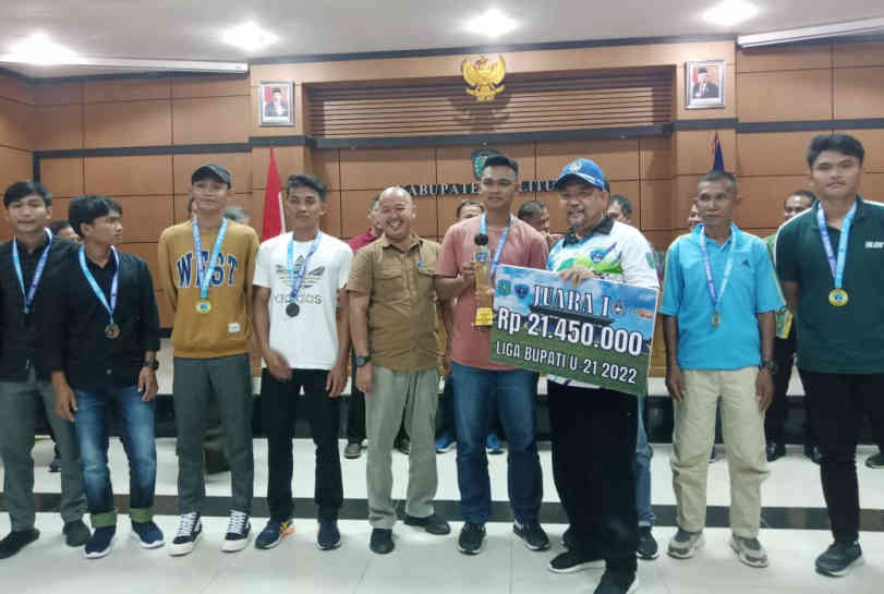 Hadiah dan Piala Akhirnya Diserahkan Kepada Juara Liga Bupati Belitung Cup 2022