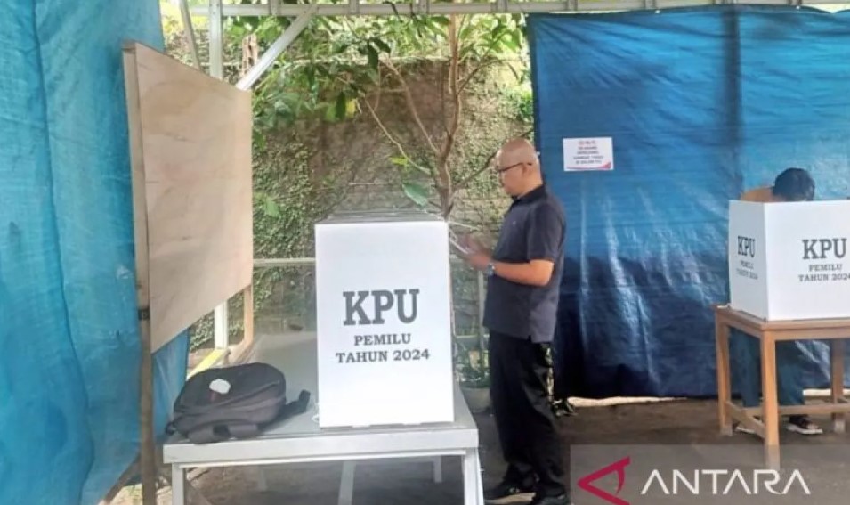 Nyoblos, Pj Bupati Belitung Berikan Hak Suara Pemilu 2024 di TPS 01 Lesung Batang