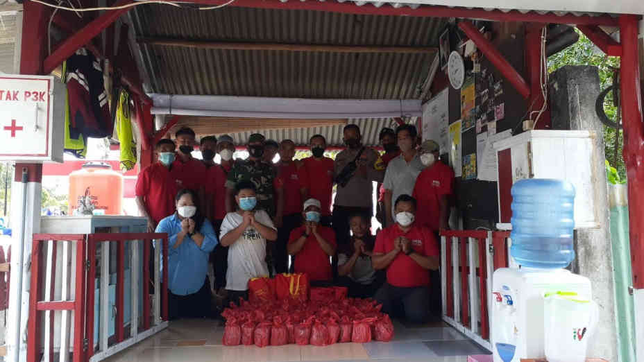 Berbagi Kue Keranjang (BK2KL) Potret Harmonisasi Umat Beragama di RT 05 Dusun Aik Pelempang Jaya