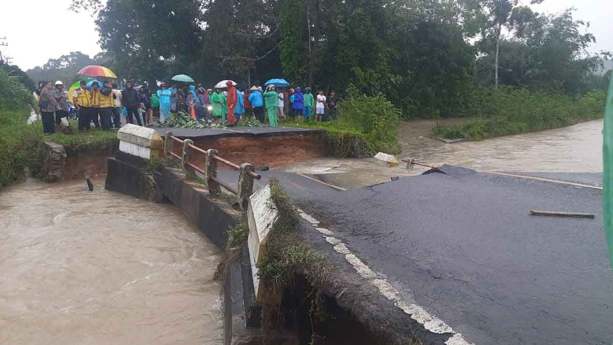 Akses Jalan Nasional Putus di Beltim, Bupati Kamarudin Gerak Cepat Pasang Ramdoor