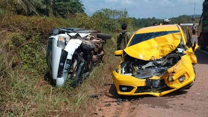BREAKING NEWS: Mobil Honda Brio dan Suzuki Kecelakaan di Kecamatan Badau, Belitung
