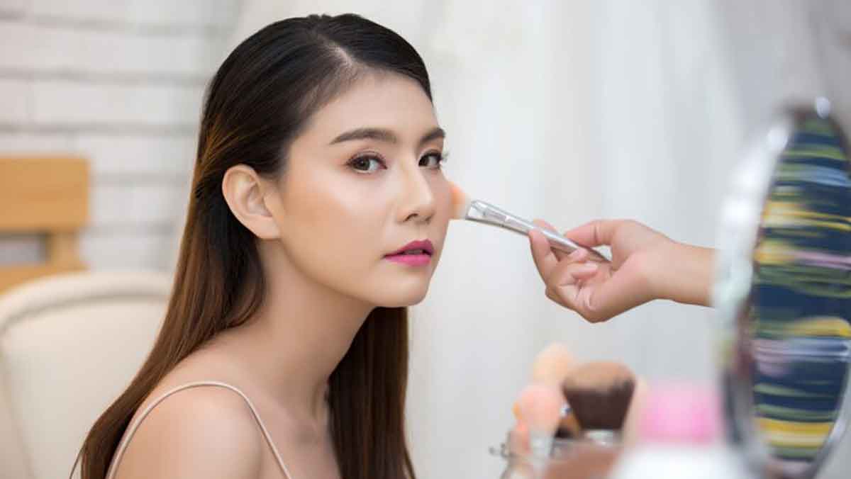 4 Rekomendasi Bedak Khusus Usia 50 Tahun ke Atas, Makeup Lebih Tahan Lama dan Flawless