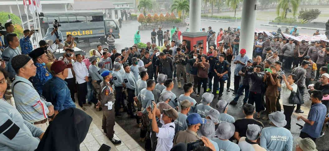 Merasa Tak Puas Dialog di Kantor DPRD, Massa Penambang Bergerak Temui Bupati Beltim