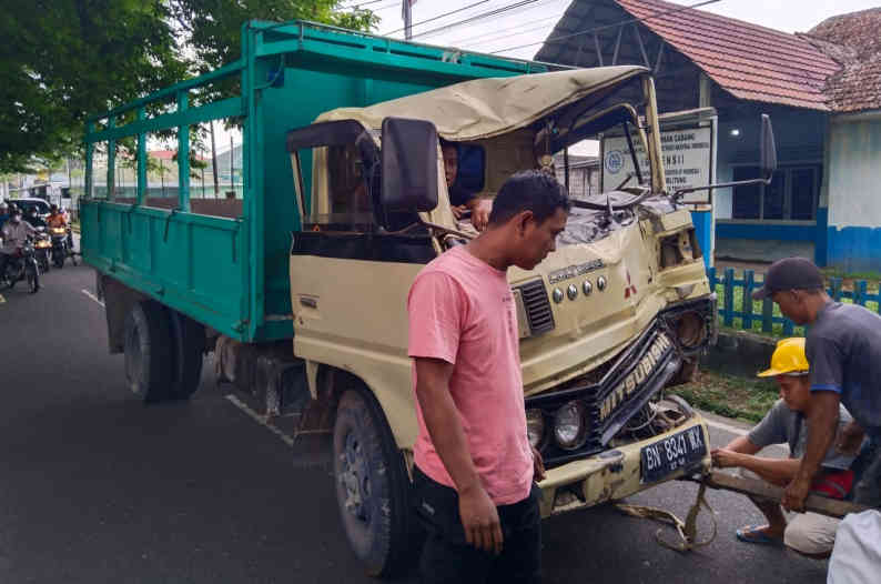Setir Rusak, Truk Tabrak Tiang Listrik di Jalan  Air Bulo Tanjungpandan, Begini Nasib Sopir