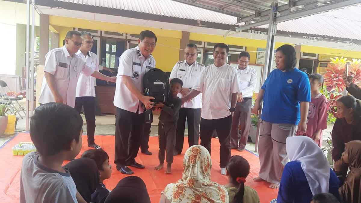 120 Siswa dan Guru Pulau Terpencil Beltim Terima Bantuan Sekolah dari Dindik & CSR Bupati