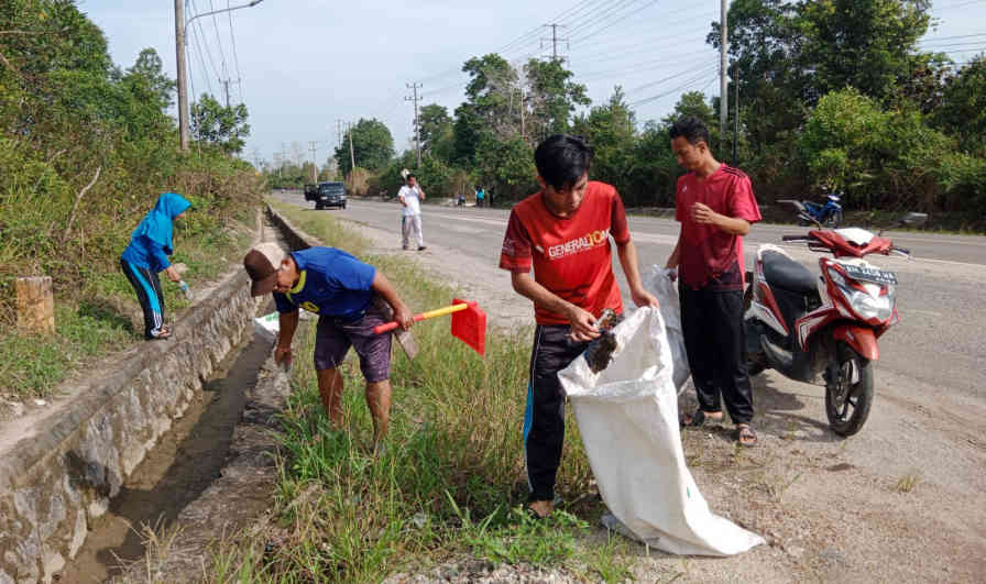 Pemdes Badau Gotong Royong Bersihkan Sampah, Pasang Spanduk Jelang G20 Belitung