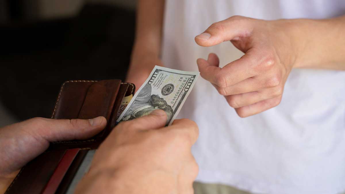 Mau Pinjam Uang ke Teman? Ini Tips Aman dan Etika yang Wajib Dipahami