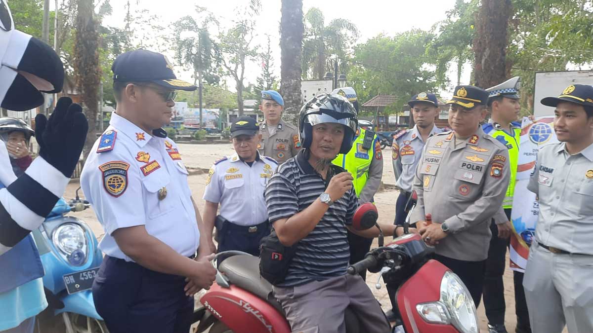 Dishub dan Polres Beltim Bagikan Helm Gratis, Ingatkan Pentingnya Keselamatan
