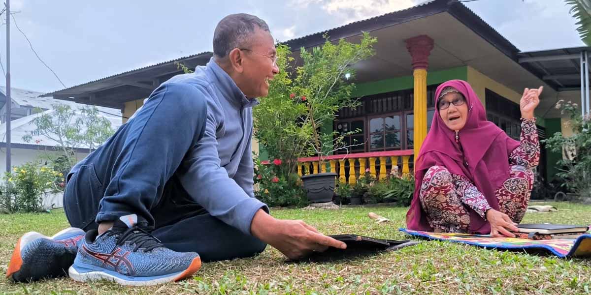 Berbagi Cerita, Dahlan Iskan Pilih Lesehan di Rumput Bareng Bu Muslimah