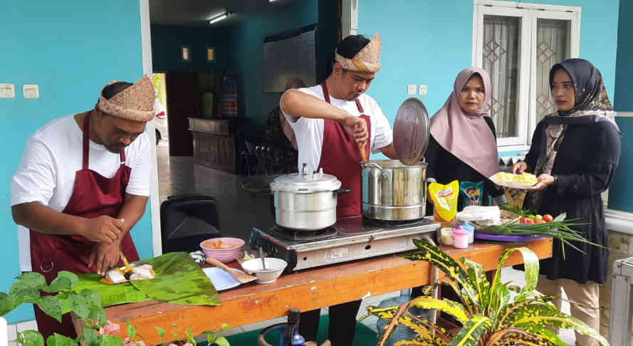 Pegawai Pria DPMPTSPP Beltim Unjuk Keterampilan Memasak, Meriahkan HUT ke-77 RI