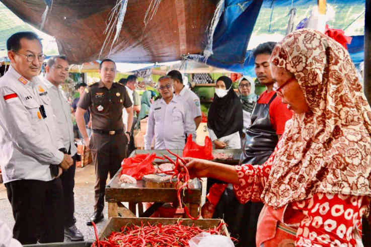 Isyak Meirobie Tinjau Pasar Induk Tanjungpandan, Pantau Harga Komoditas 