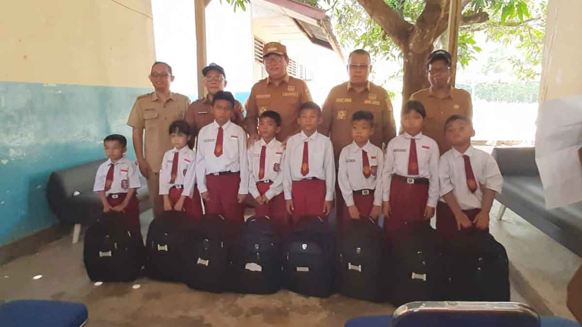 Bupati Beltim Serahkan Bantuan Sekolah di SDN 4 Damar, Tekankan Pentingnya Cegah Bullying