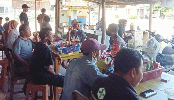 Pererat Silaturahmi, Sertu Yusup Komsos dengan Masyarakat Desa Padang Kandis