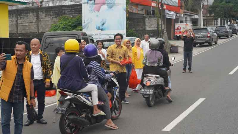 DPD Golkar Belitung Bagikan Takjil Gratis kepada Pengguna Jalan