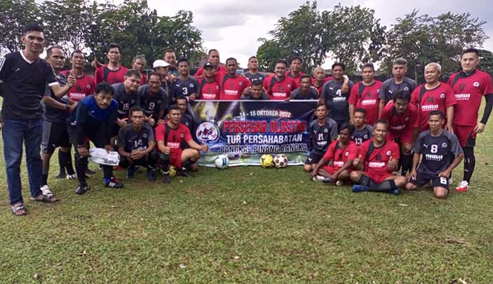 PT Timah Dukung Aktivitas Klub Bola Persegar Oldstar Manggar