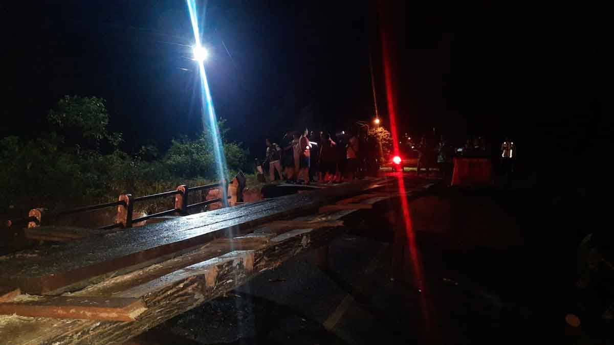 Sempat Lumpuh, Jembatan Darurat Jalan Aik Ruak Beltim Kini Bisa Dilintasi Motor