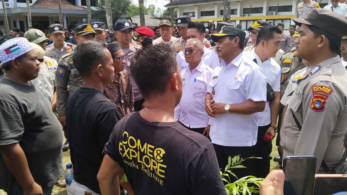 Demo di Kantor Belitung, Warga Membalong Tuntut Penyelesaian Permasalahan dengan PT Foresta