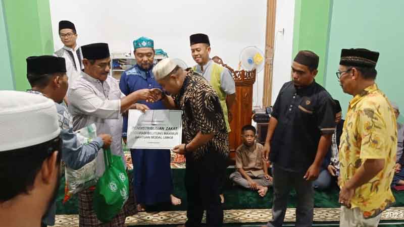 Dampingi Safari Ramadan Pemkab, Baznas Belitung Salurkan Zakat di Membalong