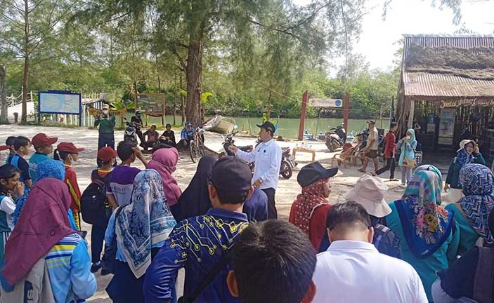 Forum Adiwiyata, DLH Belitung  Ajak Siswa Tanam Mangrove