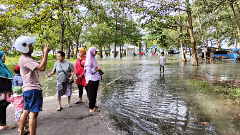 Kawasan Pantai Tanjungpendam Kena Banjir Rob, Pengunjung Harus Waspada