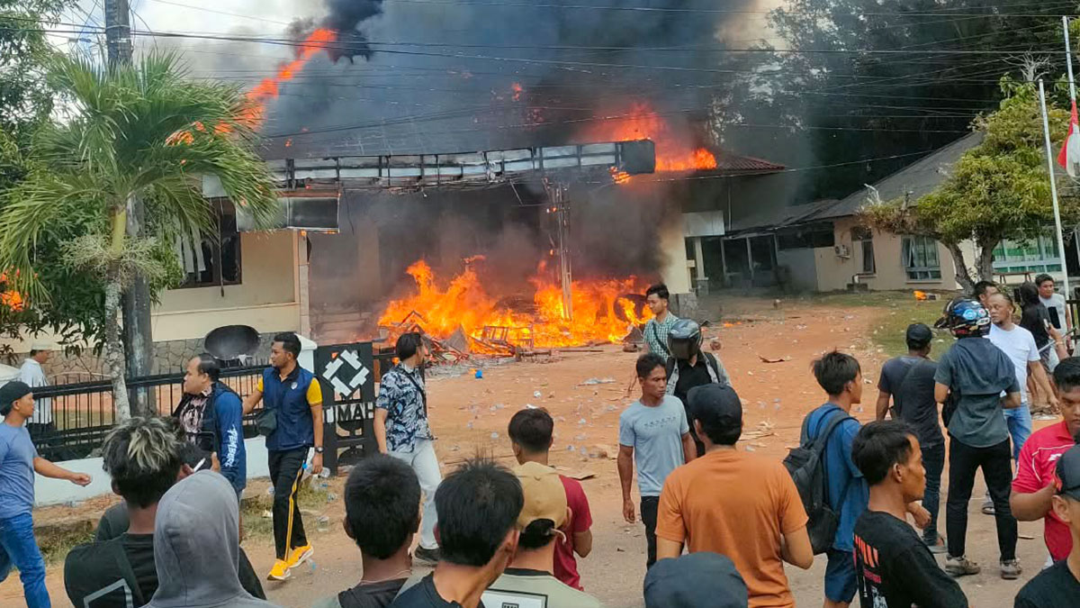 Ricuh! Massa Penambang Bakar Kantor Unit PT Timah di Gantung Belitung Timur
