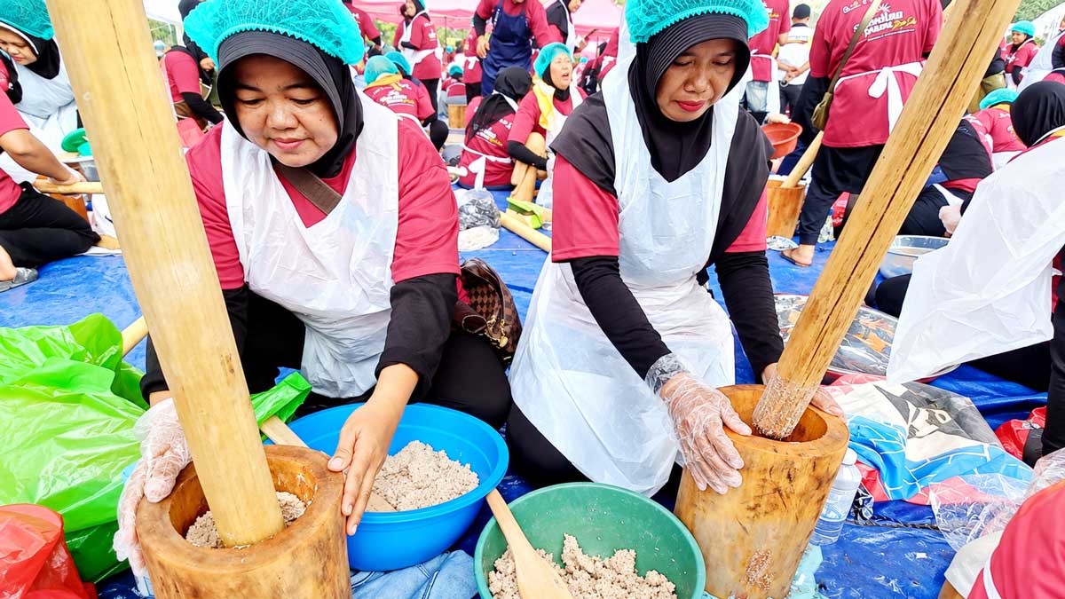 Bangka Selatan Catat Rekor MURI Dunia, 300 Peserta Bikin Terasi Habang