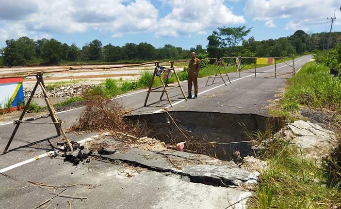 Bahaya! Jalan Murai Nyaris Putus, DPUPR Belitung Terkendala Arus Deras untuk Perbaikan