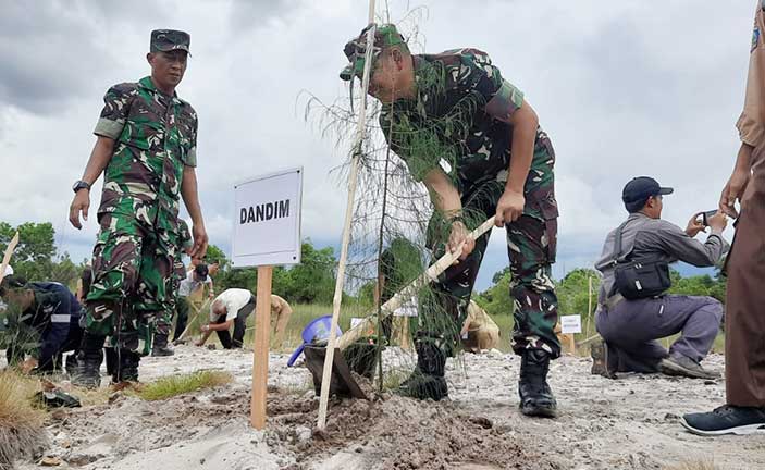 HUT ke-77 TNI, Dandim 0414/Belitung Tanam Pohon Penghijauan di Kampong Reklamasi 
