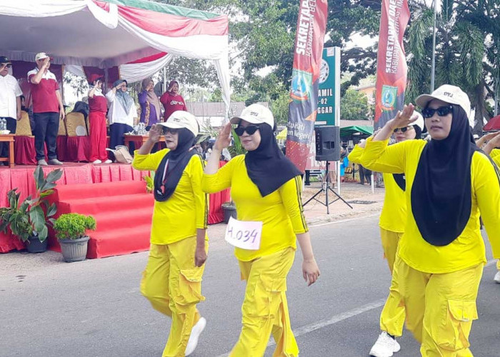 Serba Kuning! Edy Satin Family Kompak Ramaikan Gerak Jalan HUT ke-81 RI di Beltim