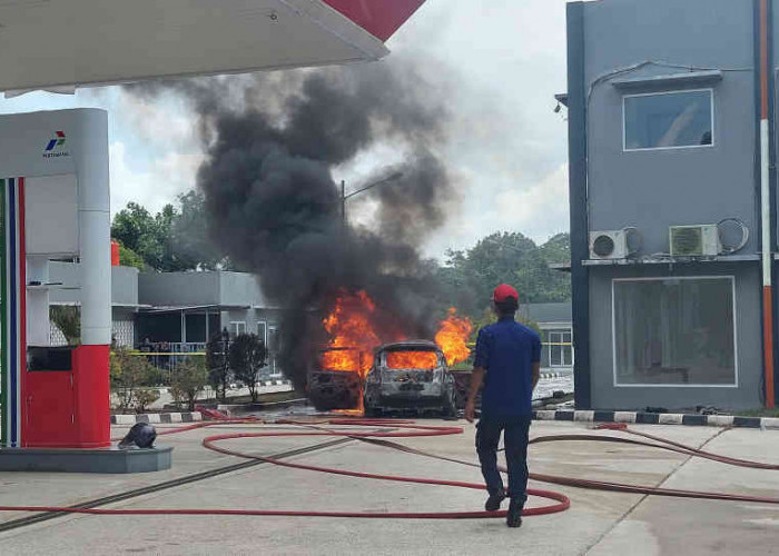 Mobil New Ertiga Meledak Ludes Terbakar di SPBU Perawas, Diduga Bawa Banyak Jerigen BBM