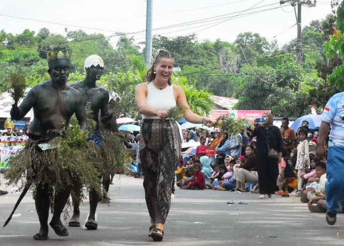 Turis Austria Terpesona Pawai Pembangunan Beltim 2025, Ikut Larut Dalam Suasana