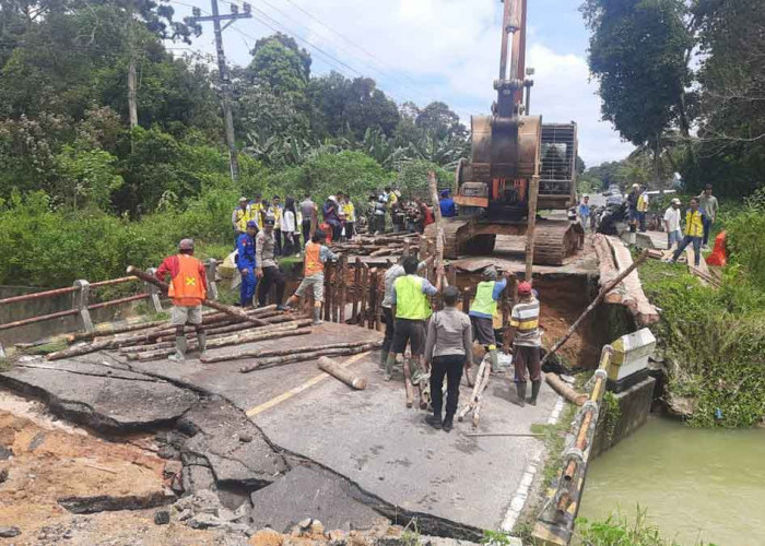BPBD Beltim Pasang Jembatan Ramdoor, Akses Jalan Putus di Aik Ruak Bisa Dilalui Hari Ini