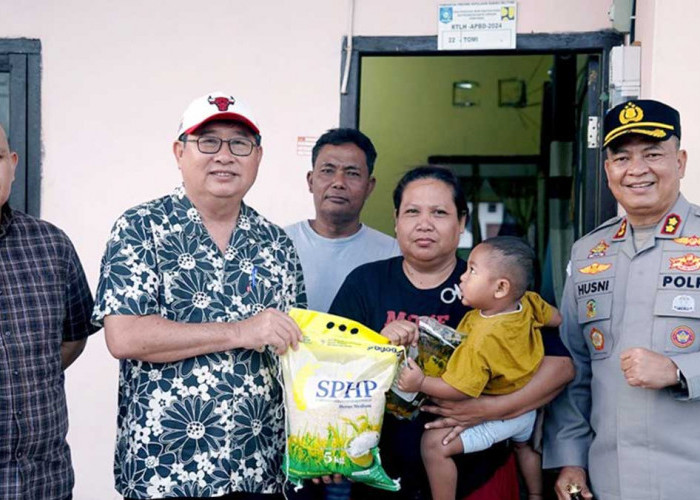 Bupati Beltim Respons Keluhan Warga Suku Sawang, Serahkan Bantuan Sembako