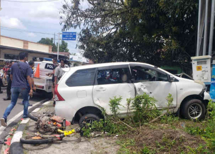 Akibat Terobos Lampu Merah Kampung  Ujung, Motor dan Mobil Terlibat Kecelakaan