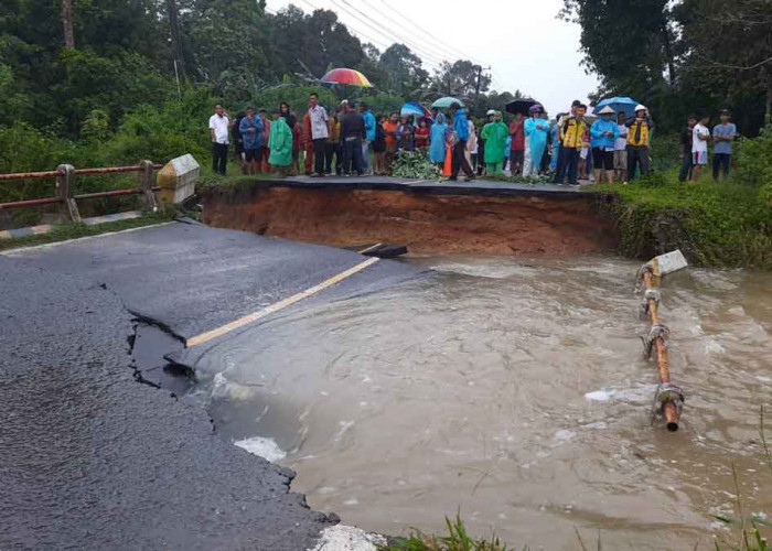 Jembatan Aik Ruak Beltim Amblas, Warga Ceritakan Detik-Detik Sebelum Putus Total